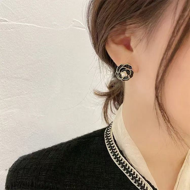 Elegant Black Flower Earrings – Stylish Floral Jewelry for Women
